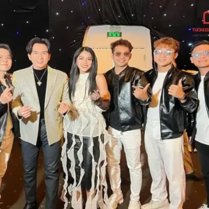 Đan Trường và ban nhạc biểu diễn tại đám cưới