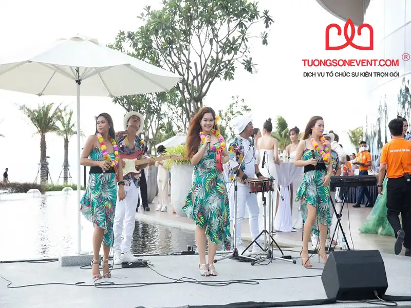Nữ vũ công vừa múa vừa hát Flamenco cho sự kiện ngoài trời
