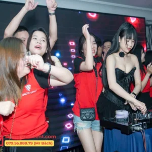 DJ chơi nhạc suốt tiệc linh động thời gian giữa các hạng mục