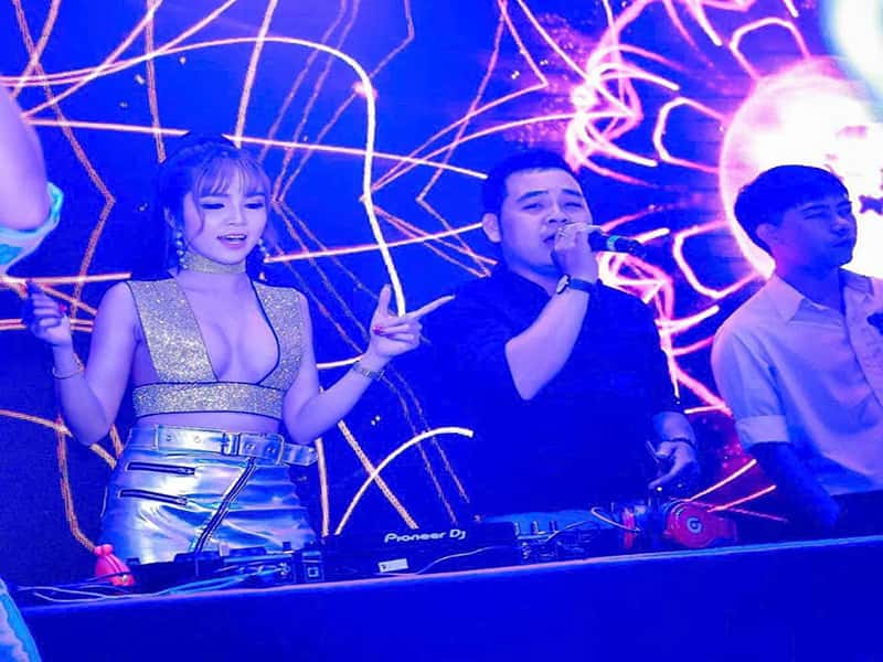 DJ cùng MC hype quẩy banh "nóc"