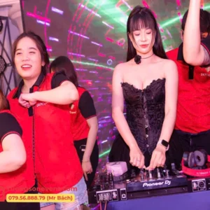 DJ đánh nhạc EDM (Electronic Dance Music) Bùng nổ sân khấu