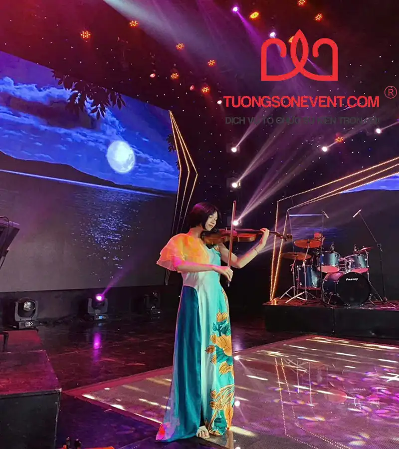 Nhạc công solo violin trong lễ kỷ niệm thành lập công ty