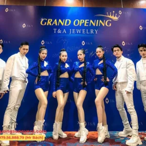 Vũ đoàn hiện đại biểu diễn tại buổi khai trương