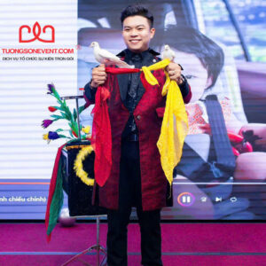 Ảo thuật gia biểu diễn xuất hiện chim bồ câu