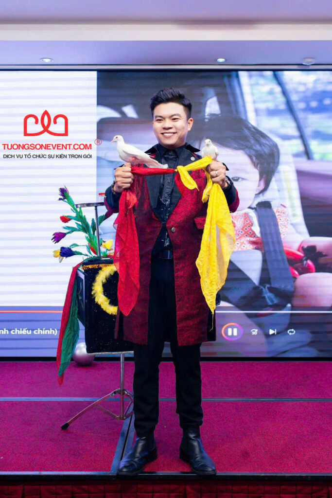 Ảo thuật gia biểu diễn xuất hiện chim bồ câu