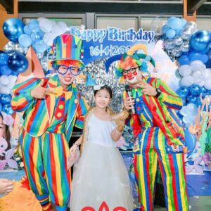MC hóa trang chú hề trong tiệc sinh nhật