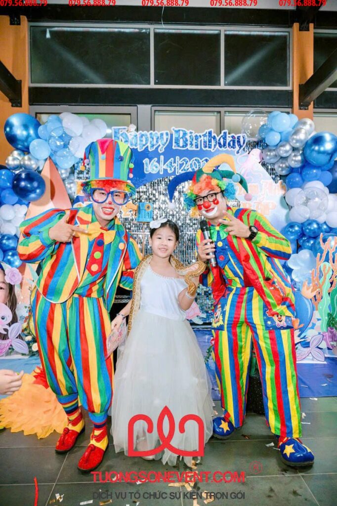 MC hóa trang chú hề trong tiệc sinh nhật