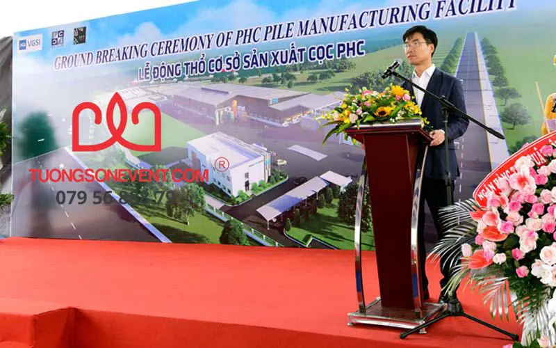 bục phát biểu tại Tường Sơn Event