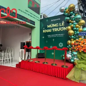 Trụ Barrie làm trụ cắt băng tại sự kiện khai trương