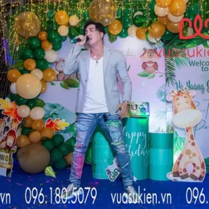 Ca sĩ Lâm Chấn Khang trong tiệc sinh nhật bé Gia Bảo