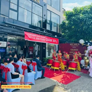 Biểu diễn trống hội 8 trống tại cửa hàng thời trang