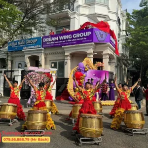 Tiết mục đánh trống hội và múa Lân khai trương