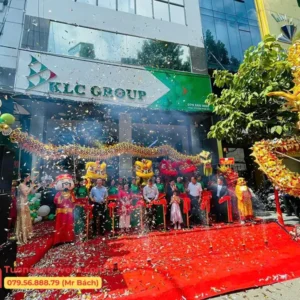 Tổ chức sự kiện khai trương với đầy đủ các thiết bị và nhân sự