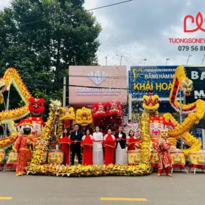 Tiết mục múa Lân Mai Hoa Thung và múa Rồng trong lễ khai trương