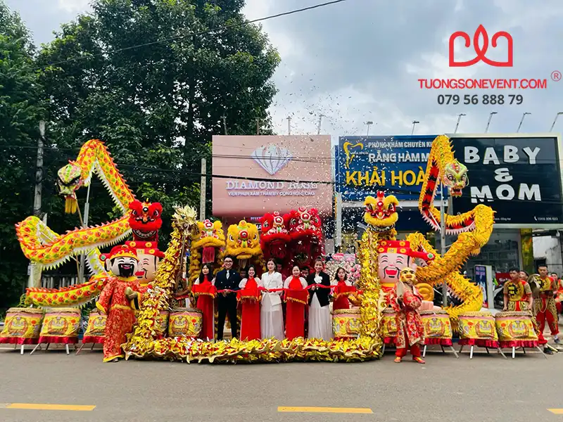 Tiết mục múa Lân Mai Hoa Thung và múa Rồng trong lễ khai trương
