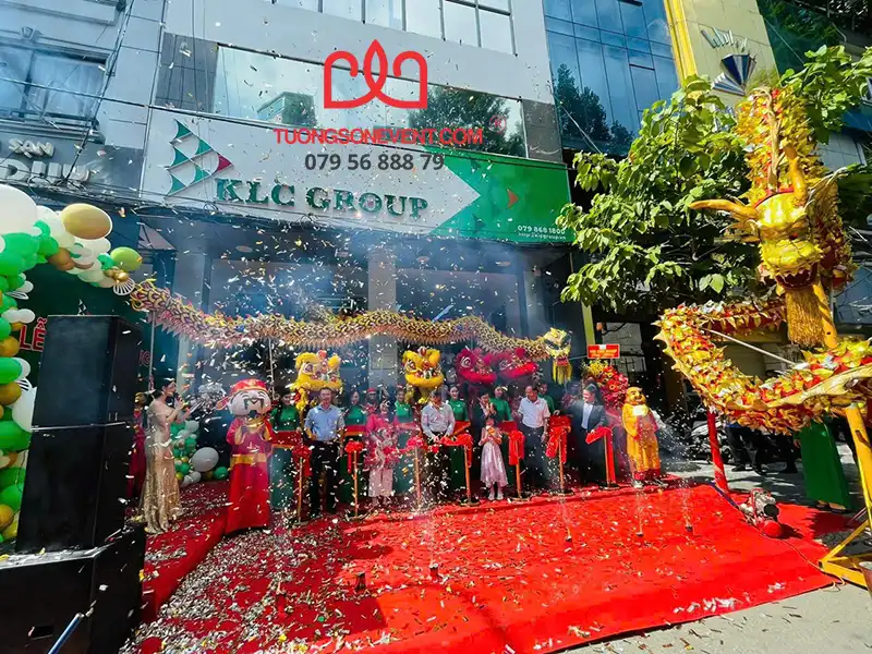 Tiết mục múa Rồng và cắt băng khánh thành tại quận 1