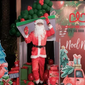 Nhân sự hóa trang thành ông gia noel mang quà đến cho các bé