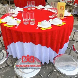 Bàn inox tròn cùng khăn trải bàn trông vô cùng sạch sẽ