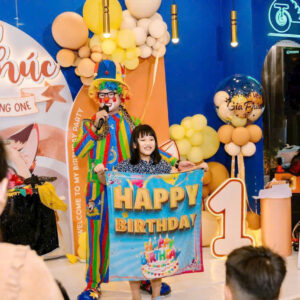 Chú hề hoạt náo buổi sinh nhật cho bé