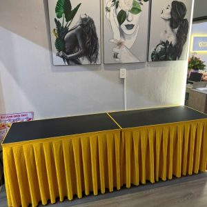 bàn dài và màng trùm vô cùng sang trọng