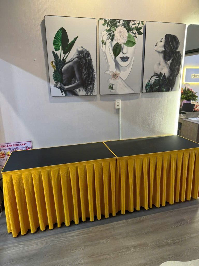 bàn dài và màng trùm vô cùng sang trọng
