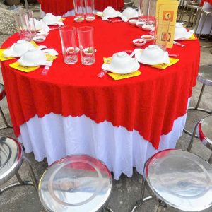 bàn ghế inox và khăn trải vô cùng đep mắt