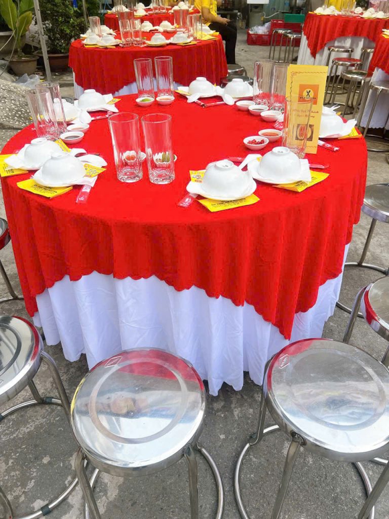 bàn ghế inox và khăn trải vô cùng đep mắt