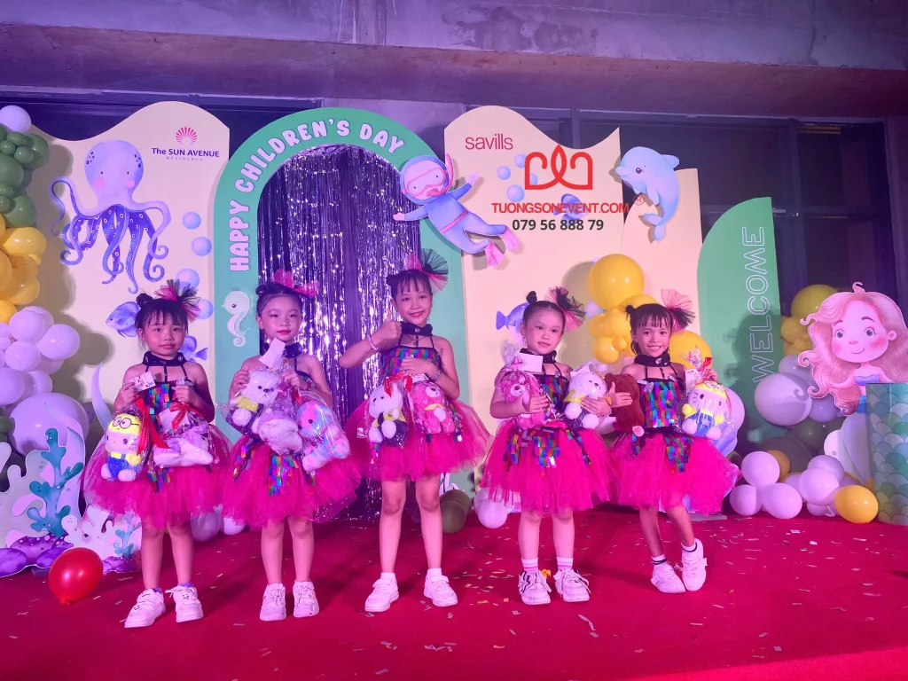 Nhóm múa biểu diễn tại chương trình