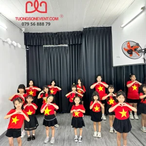 Nhóm múa thiếu nhi tập luyện cho buổi diễn