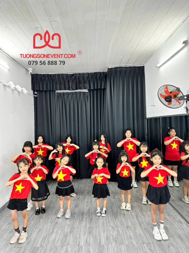 Nhóm múa thiếu nhi tập luyện cho buổi diễn