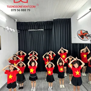 Nhóm múa thiếu nhi tập luyện