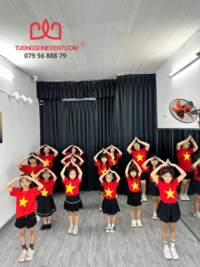 Nhóm múa thiếu nhi tập luyện 