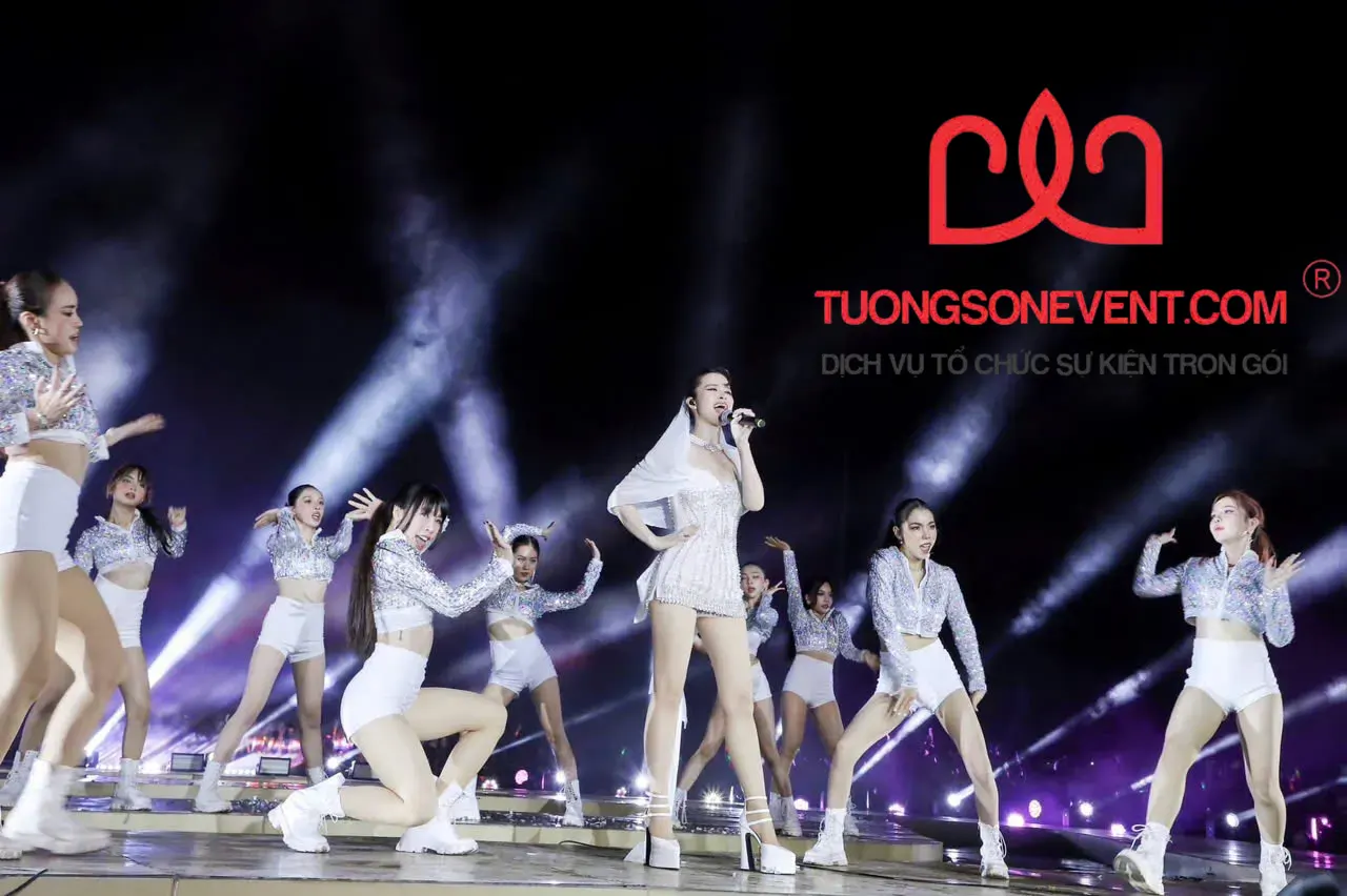 Bùng nổ không khí cung chủ đề đêm nhạc hội