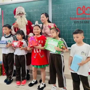 Những món quà đặc biệt của ông già Noel đến tay bé