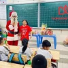 Ông già Noel phát quà cho các bé