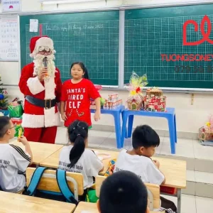 Ông già Noel phát quà cho các bé