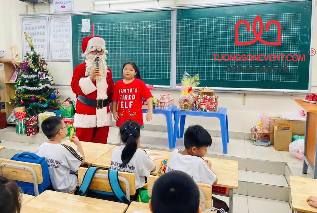 z7160805999021_92874a2f3d747f08e731a95e67bb55e3 copy Ông già Noel phát quà cho các bé