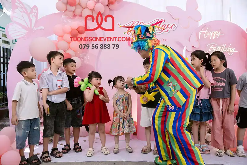 Chú hề hoạt náo khuấy động không khí cùng các bé 